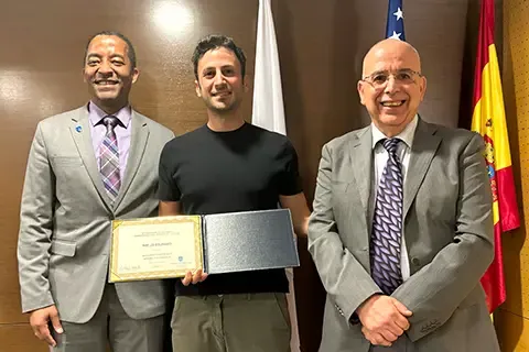 Gregory Triplett, Ph.D., Dean of <a href='http://7wo3.toasell.net'>博彩网址大全</a>'s School of Science and Engineering, traveled to Madrid to personally congratulate and present the honor to Charles El Mir, Ph.D.